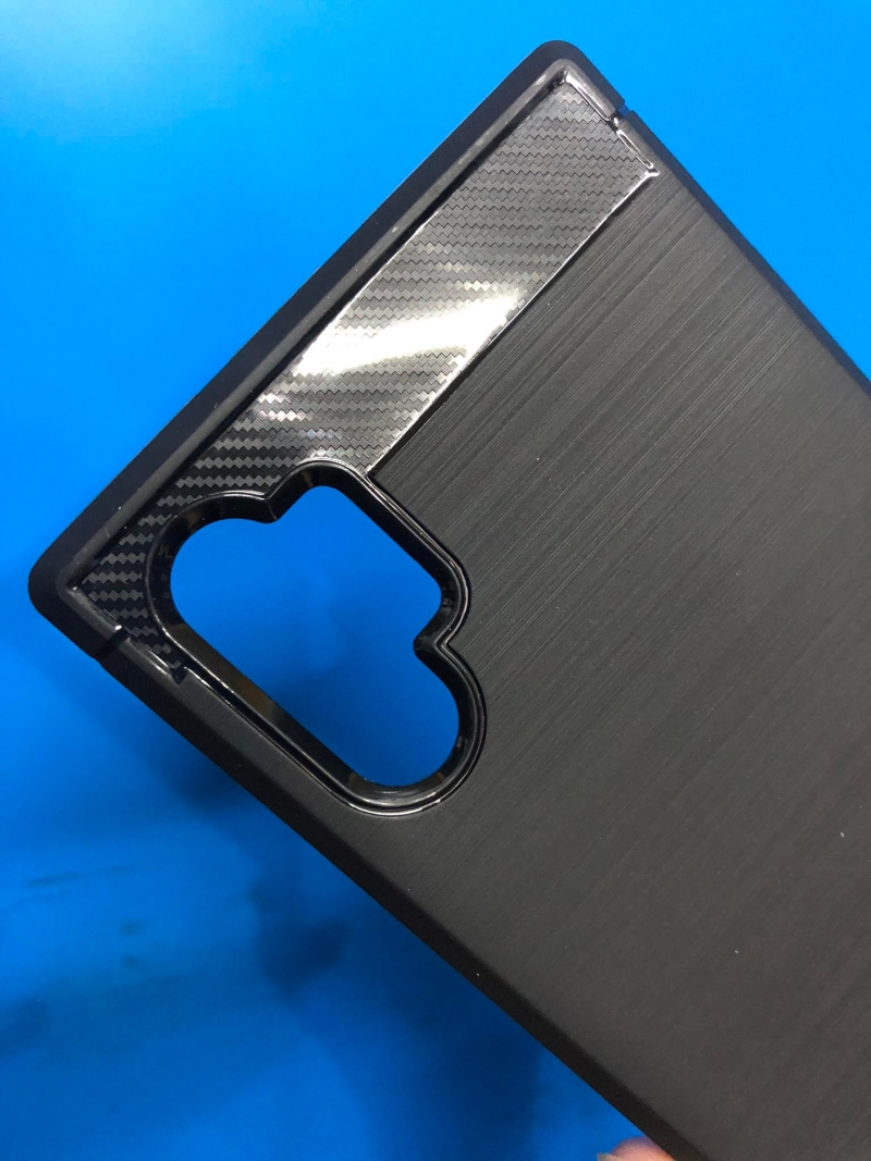 Ốp Lưng Samsung Galaxy Note 10 Plus Chống Sốc Dạng Carbon Hiệu Likgus được làm bằng chất liệu TPU mền giúp bạn bảo vệ toàn diện mọi góc cạnh của máy rất tốt lớp nhựa này khá mỏng bên ngoài kết hợp thêm bên trên và dưới dạng carbon